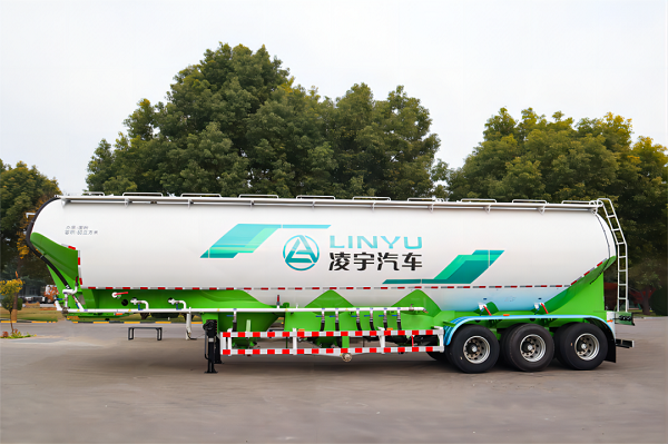 粉粒物料運(yùn)輸車的特點(diǎn)詳解！