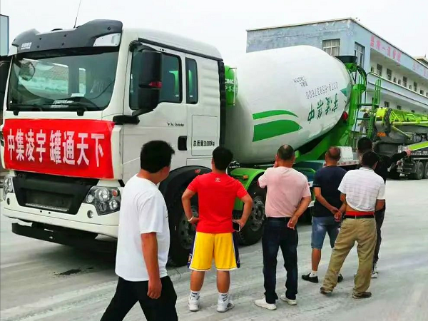 開攤啦！凌宇攪拌車“擺攤兒”湖北，客戶當(dāng)場下單！