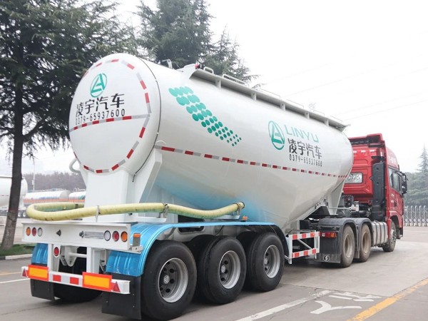 “小白罐”喜迎新搭檔，六大優(yōu)勢帶你揭秘專用牽引車