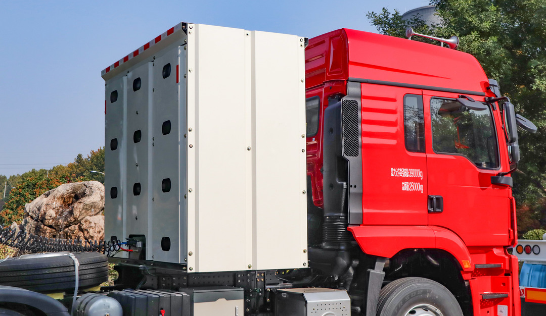 金秋暖陽(yáng)，微風(fēng)和煦！凌宇新能源粉罐半掛批量奔赴西南地區(qū)