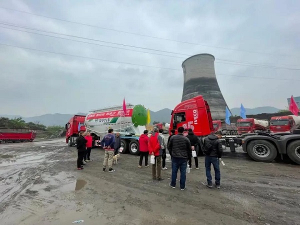 全國(guó)巡展丨凌宇2021款粉罐車驚艷亮相，場(chǎng)面火爆……