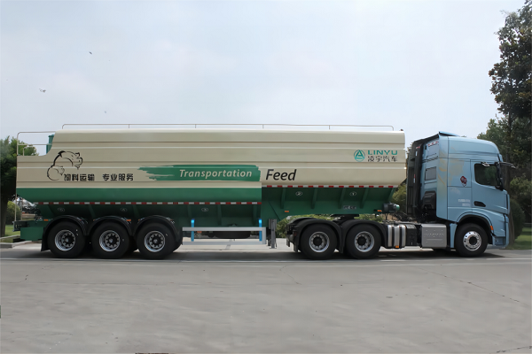 保障飼料運輸安全！散裝雛禽飼料運輸半掛車的特點及優(yōu)勢有哪些？